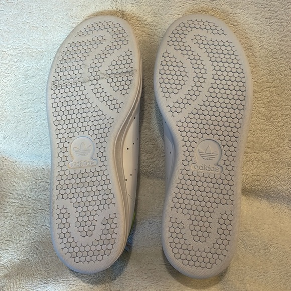 White Adidas Stan Smith sneakers with green backs. Women’s size 8. worn once - Picture 5 of 9